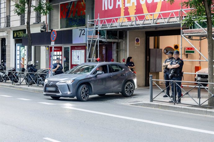 Varios agentes de la UCO salen de la sede nacional del PSOE en Ferraz, a 27 de mayo de 2026, en Madrid (España). Agentes de la Unidad Central Operativa (UCO) de la Guardia Civil han acudido a primera hora de este miércoles a la sede federal del PSOE. La a