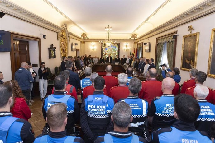Minuto de silencio en el Pleno del Ayuntamiento de Pamplona por los cinco policías forales fallecidos