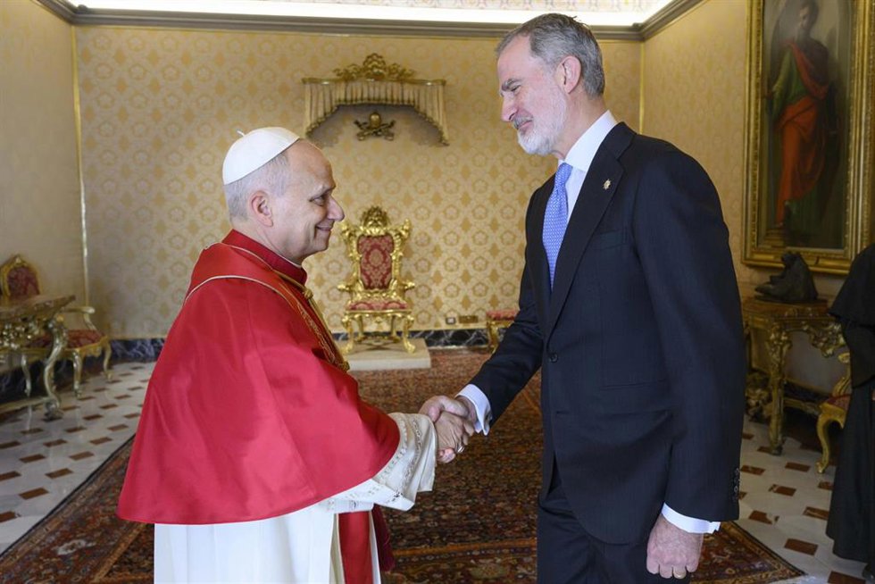 Archivo - El Rey Felipe VI saluda al Papa León XIV