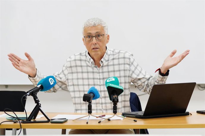 El presidente de la CiUG, Iván Area, atiende a los medios de comunicación para explicar el escándalo de la Selectividad en Galicia, en la Facultad de Derecho de la USC, a 4 de junio de 2026, en Santiago de Compostela, Galicia (España).