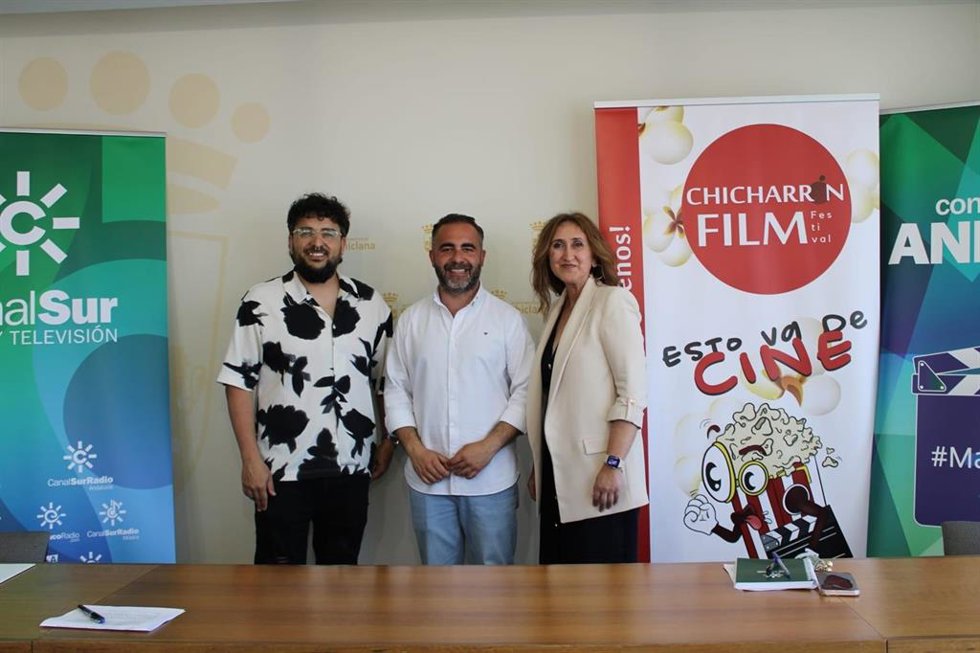 La directora territorial de la RTVA en Cádiz, Victoria de Haro, el director del Chicharrón Film Festival de Chiclana, Antonio López, y el delegado municipal de Juventud y Comunicación en Chiclana, Fede Díaz.