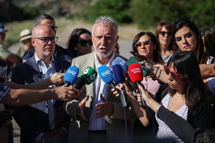 O ministro da Política Territorial e da Memória Democrática, Ángel Víctor Torres, atende à imprensa antes de presidir a cerimônia de declaração dos destacamentos penais da linha Madrid-Burgos como Local de Memória, em Bustarviejo.