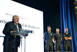 El Consorcio Provincial de Bomberos de la Dipituación recogiendo la Mención de Honor por su labor durante las borrascas