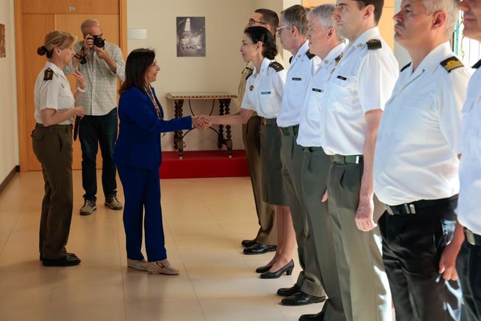A ministra da Defesa, Margarita Robles, durante a visita ao Centro Militar de Farmácia da Defesa. Colmenar Viejo (Madri).