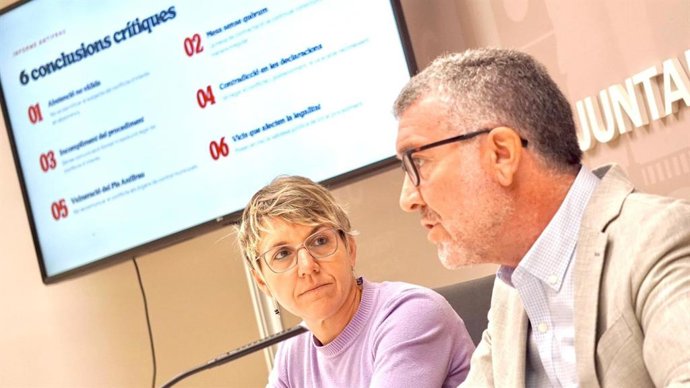 Archivo - Arxiu - La portaveu de Compromís en l'Ajuntament de València, Papi Robles, junt amb l'edil d'esta formació en el consistori, Ferran Puchades, en una imatge d'arxiu. 
