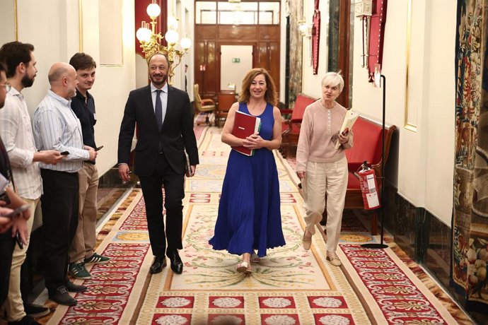 (da esquerda para a direita) O primeiro vice-presidente do Congresso, Alfonso Rodríguez Gómez de Celis; a presidente do Congresso, Francina Armengol; e a porta-voz adjunta do PSOE no Congresso, Isaura Leal; ao chegarem à reunião da Mesa do Congresso dos D