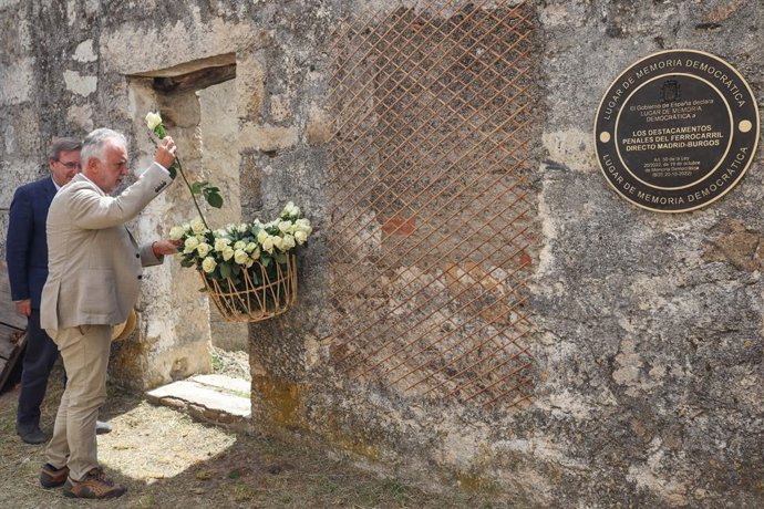 O ministro da Política Territorial e da Memória Democrática, Ángel Víctor Torres, deposita flores durante o evento “Destacamentos penais: memória de ferro e sangue”, na antiga estação ferroviária de Bustarviejo, em 4 de junho de 2026, em Bustarviejo, Ma