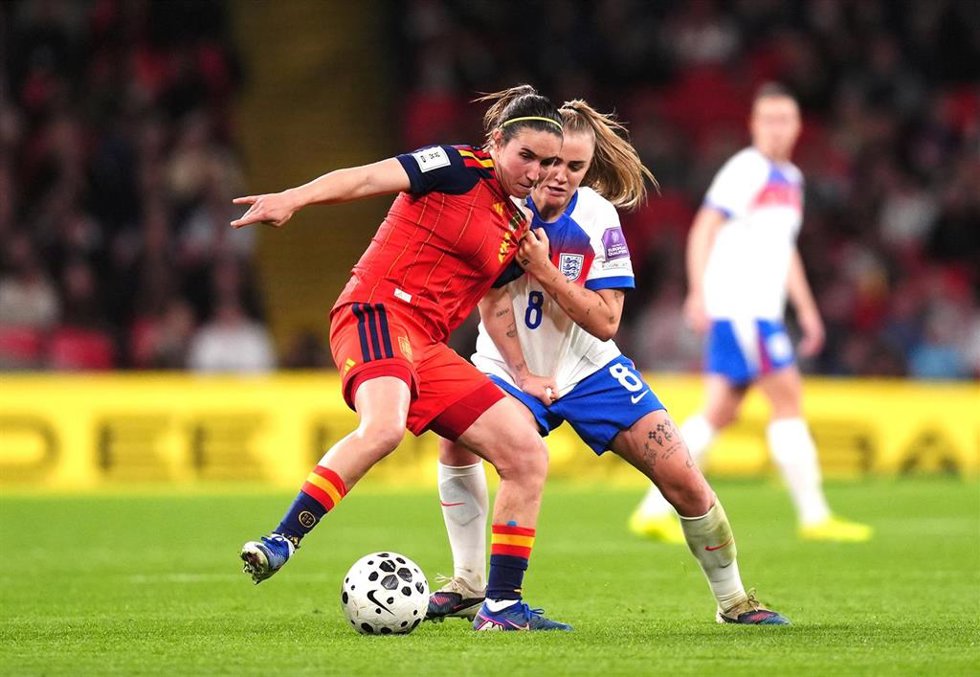 Archivo - Mariona Caldentey, presionada por Georgia Stanway en el Inglaterra-España de la fase de clasificación para el Mundial de Brasil de 2027