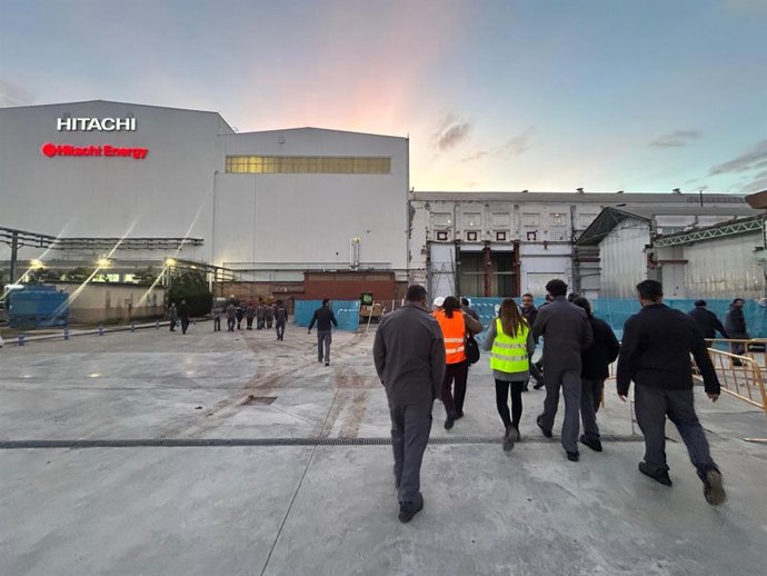 Trabajadores de Hitachi Energy entrando en la factoria de Córdoba.