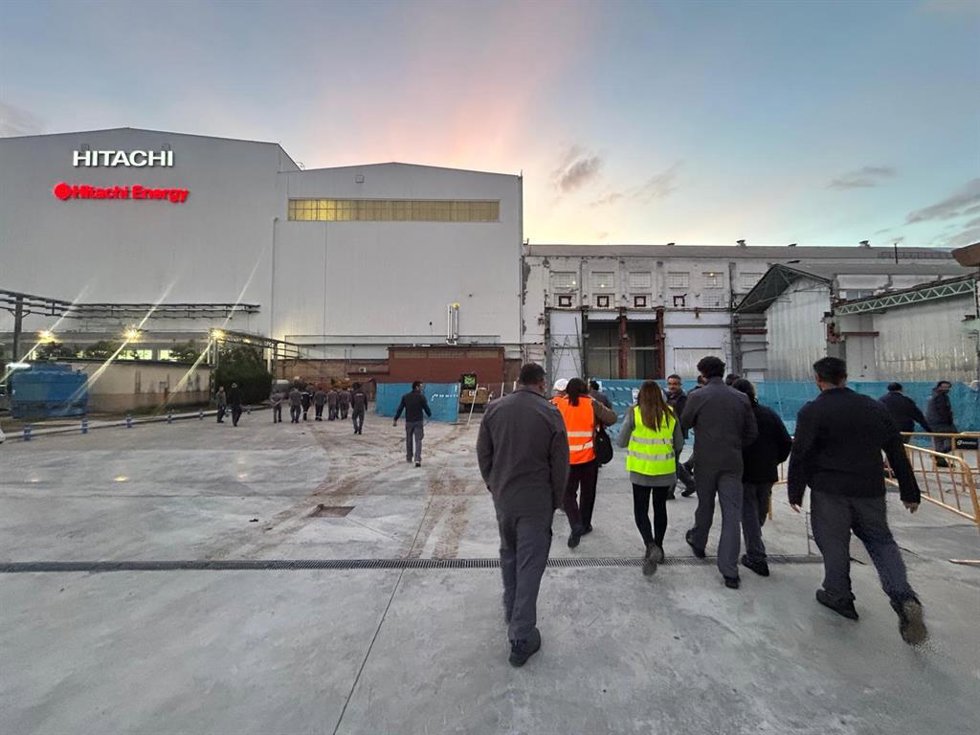 Trabajadores de Hitachi Energy entrando en la factoria de Córdoba.