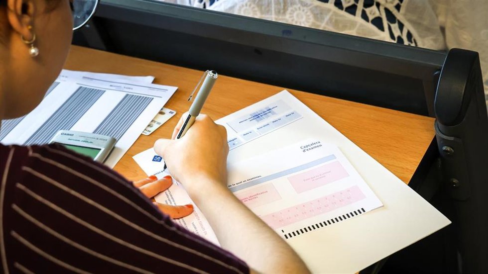 Archivo - Estudiante examinándose de la PAU.