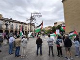 Foto: Una 'cacerolada' en la plaza del Mercado de Logroño protesta por el "infanticidio" que Israel "perpetra" en Palestina