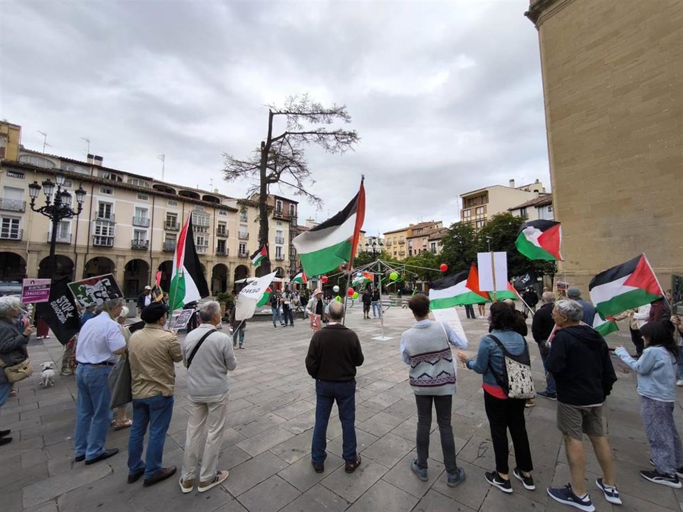 Una 'cacerolada' en la plaza del Mercado de Logroño protesta por el "infanticidio" que Israel "perpetra" en Palestina