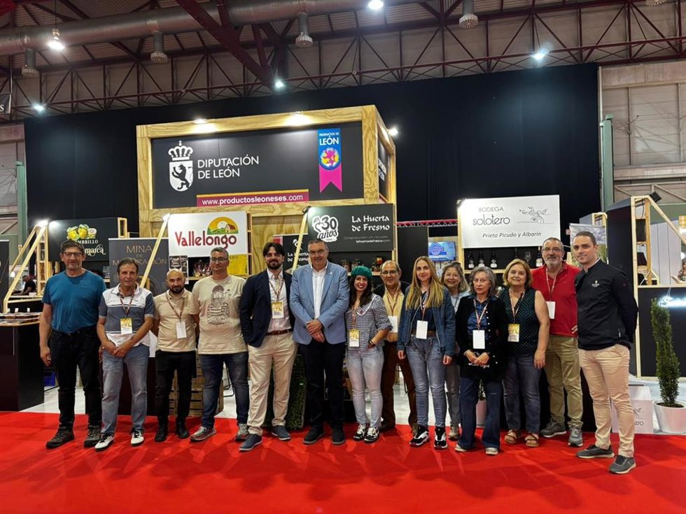 El vicepresidente primero de la Diputación de León y responsable del área de Productos de León, Roberto Aller (sexto por la izquierda), junto a la delegación leonesa en la Feria Abanca Semana Verde de Galicia.