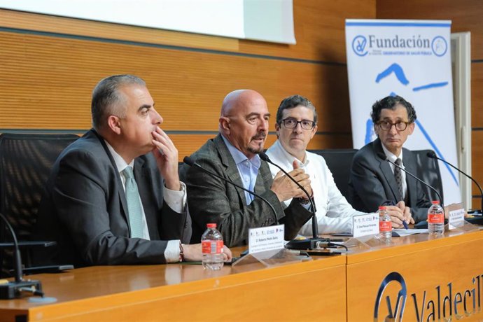 Los consejeros de Medio Ambiente, Roberto Media, y de Salud, César Pascual, inauguran el encuentro 'One Health 2026'