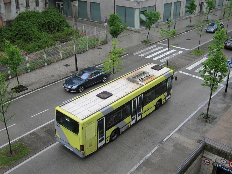 Archivo - Un autobús circula por una ciudad