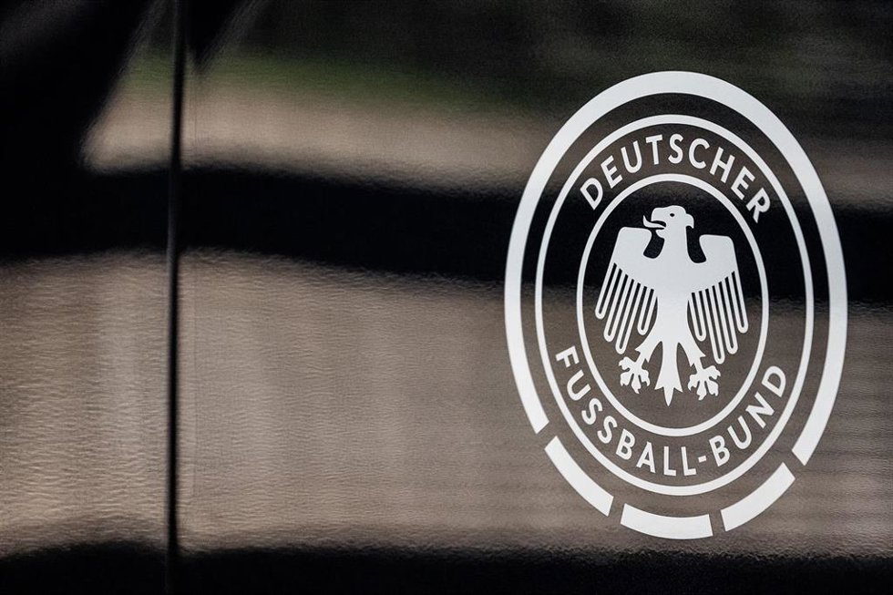 Archivo - FILED - 05 September 2023, Lower Saxony, Wolfsburg: The logo of the German Football Association (DFB) pictured on a vehicle. In cooperation with the DFB, Germany's Central Office for Combating Cybercrime (ZIT) has so far initiated 45 investigati