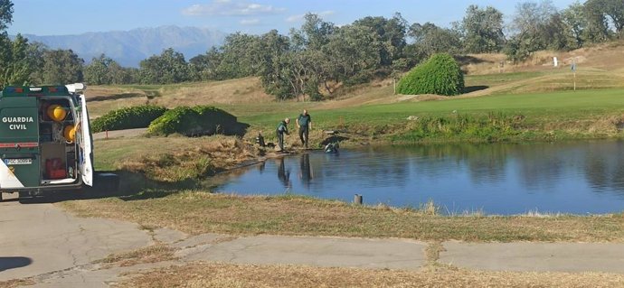 La Guardia Civil localiza en el interior de una charca en el campo de golf de Talayuela a un joven muerto