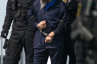 Archivo - 30 March 2026, Saxony-Anhalt, Magdeburg: Judicial officers lead the defendant Taleb al-Abdulmohsen into the courtroom of the temporary court building at Magdeburg District Court. The public prosecutor's office is accusing Saudi al-Abdulmohsen of