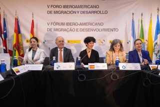 La ministra de Inclusión, Seguridad Social y Migraciones, Elma Saiz (3d), preside el V Foro Iberoamericano de Migración y Desarrollo. 