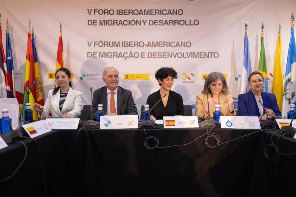 La ministra de Inclusión, Seguridad Social y Migraciones, Elma Saiz (3d), preside el V Foro Iberoamericano de Migración y Desarrollo. 