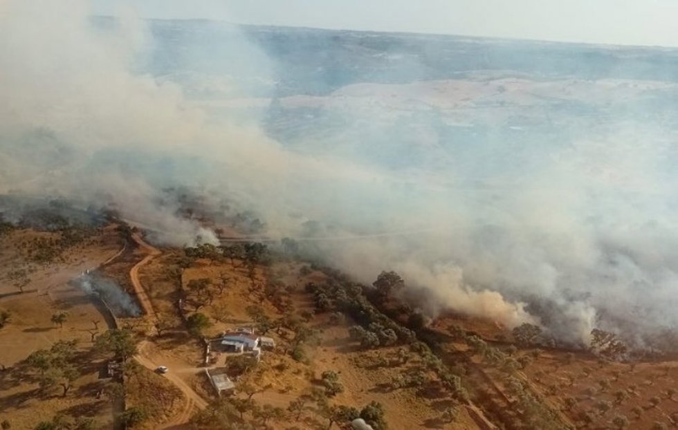 Imagen del incendio en el Carril del Cementerio, en el municipio onubense de Alosno.