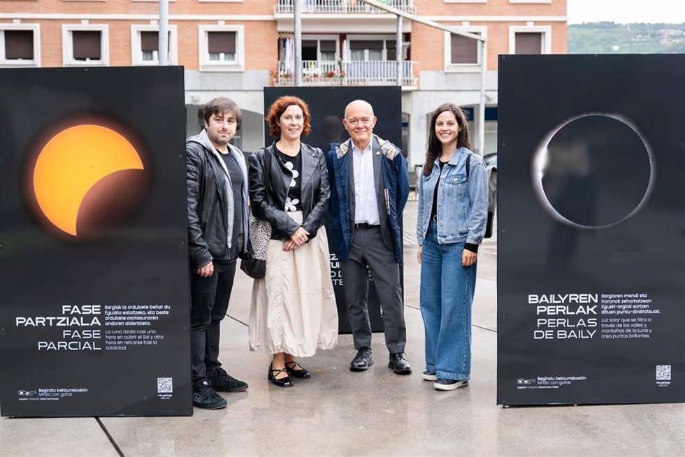 La muestra "El día de los dos atardeceres", centrada en el eclipse solar, en el barrio bilbaíno de San Francisco