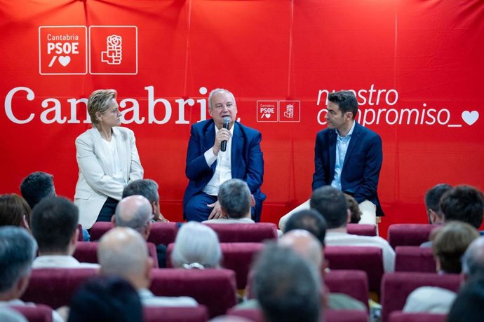 Acto del PSOE en Camargo con la participación del minsitro Hereu
