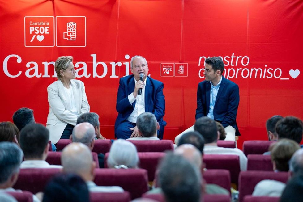 Acto del PSOE en Camargo con la participación del minsitro Hereu