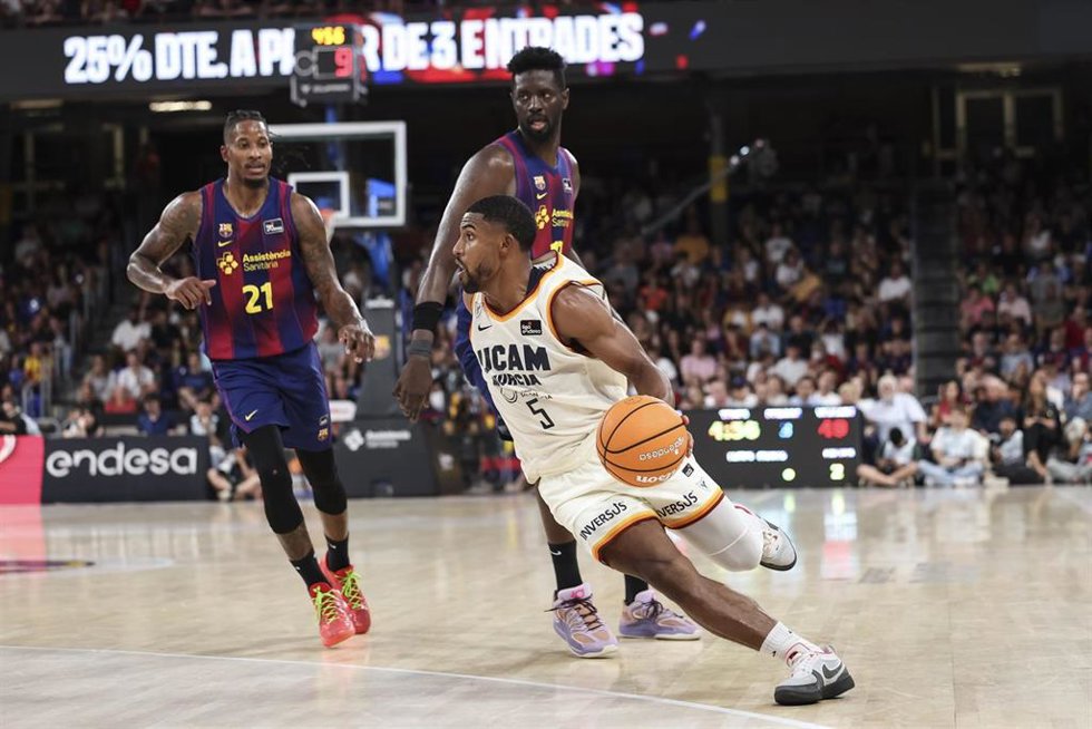David DeJulius, del UCAM Murcia, durante el segundo partido de cuartos de final del Playoff de la Liga Endesa entre el Barça y el UCAM Murcia, disputado en el Palau Blaugrana de Barcelona