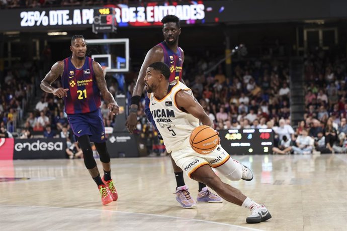 David DeJulius, do UCAM Murcia, em ação durante o segundo jogo das quartas de final da Liga ACB Endesa, disputado entre o FC Barcelona e o UCAM Murcia no Palau Blaugrana, em 4 de junho de 2026, em Barcelona, Espanha.