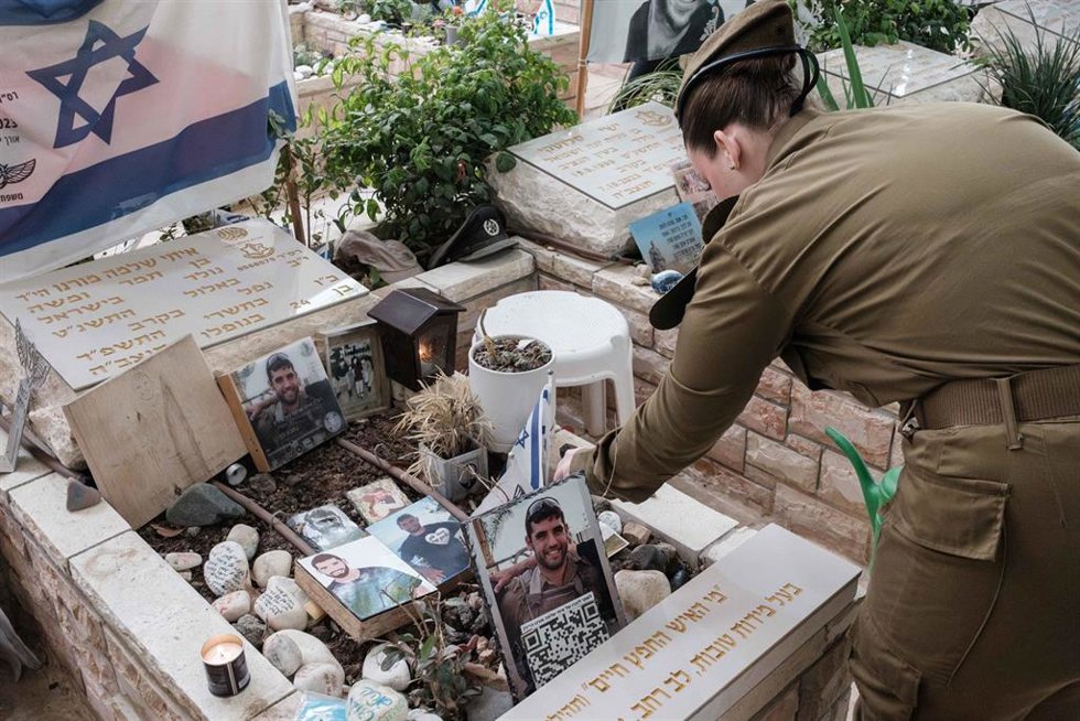 Archivo - Una soldado de Israel visita la tumba de un ser querido en Jerusalén 