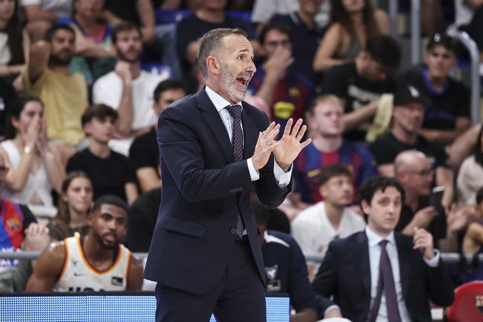 Sito Alonso, entrenador del UCAM Murcia, durante el segundo partido de cuartos de final del Playoff de la Liga Endesa entre el Barça y el UCAM Murcia, disputado en el Palau Blaugrana