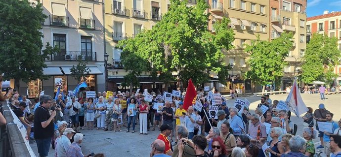 Colectivos sociales y laicos denuncian el uso de recursos públicos para la visita papal y critican la "pleitesía" institucional