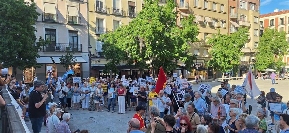 Colectivos sociales y laicos denuncian el uso de recursos públicos para la visita papal y critican la "pleitesía" institucional