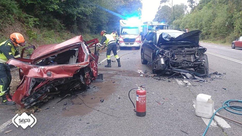 Un fallecido y dos heridos en una colisión de dos vehículos en Avilés