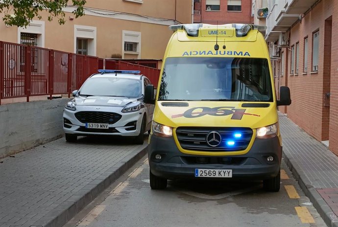 Archivo - Policía Local de Murcia y ambulancia '061'