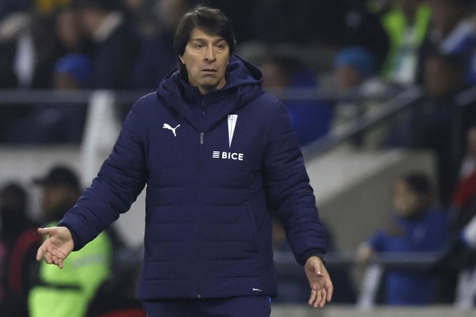 Futbol, Universidad Catolica vs Colo Colo. Fecha 13, Liga de Primera 2026. El entrenador de Universidad Catolica Daniel Garnero da instrucciones a sus jugadores durante el partido de la Liga de Primera contra Colo Colo disputado en el Claro Arena de
