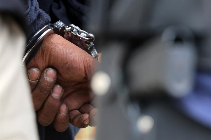 Santiago, 10 de Abril de 2026.  La Policia de Investigaciones realiza operativo de fiscalización migratoria en sector de Vega Central en Recoleta.  Jonnathan Oyarzun /Aton Chile