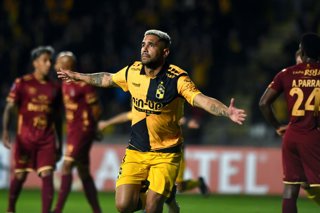 Futbol, Coquimbo Unido vs Deportes Tolima. Fase de Grupos, Copa Libertadores 2026. El jugador de Coquimbo Unido Manuel Fernandez, centro, celebra tras marcar un gol contra Deportes Tolima durante un partido del grupo B de la copa libertadores disputado