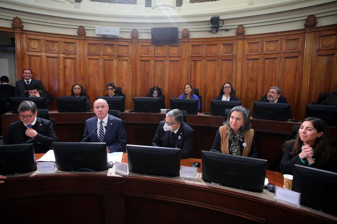 Santiago, 4 de junio de 2026. La Comision de Salud del Senado escucha al ministro de Hacienda acerca del estado financiero del Ministerio de Salud en lo que respecta a la rebaja presupuestaria que afecta a esta cartera. Jonnathan Oyarzun/Aton Chile