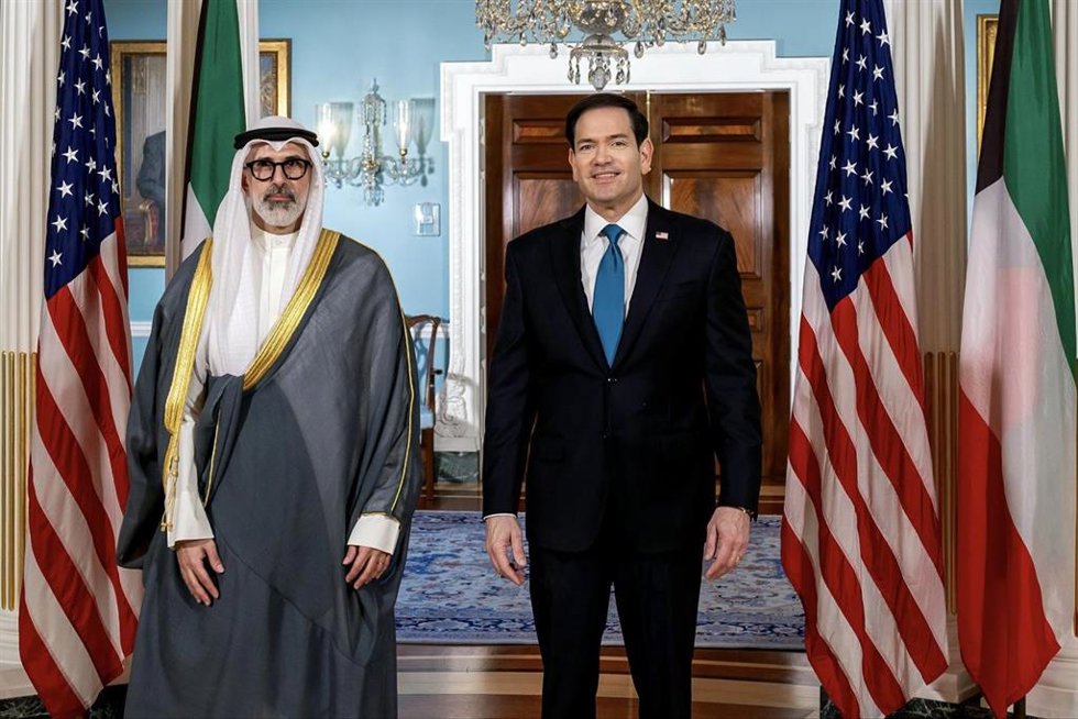 El secretario de Estado de Estados Unidos, Marco Rubio (der.), junto al ministro de Exteriores kuwaití, Jarrah Jaber al Ahmad Al Sabá (izq.), reunidos en Washington, EEUU