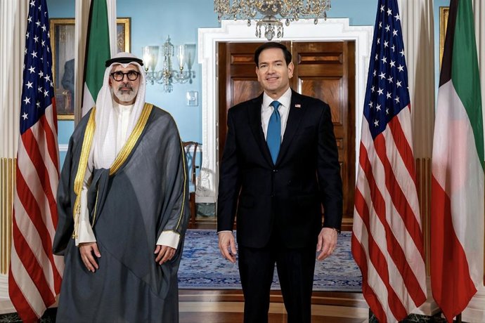 O secretário de Estado dos Estados Unidos, Marco Rubio (à direita), ao lado do ministro das Relações Exteriores do Kuwait, Jarrah Jaber al Ahmad Al Sabá (à esquerda), reunidos em Washington, EUA