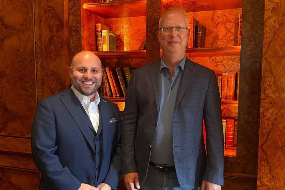 El vicepresidente del grupo parlamentario del AfD en el Bundestag, Markus Frohnmaier (izq.), junto a Kirill Dmitriev (der.), jefe del Fondo Ruso de Inversión Directa y asesor económico del presidente ruso, Vladimir Putin