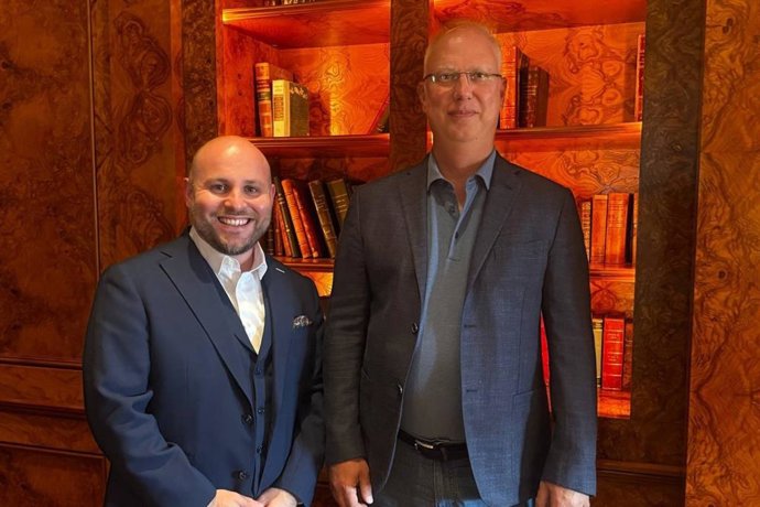 El vicepresidente del grupo parlamentario del AfD en el Bundestag, Markus Frohnmaier (izq.), junto a Kirill Dmitriev (der.), jefe del Fondo Ruso de Inversión Directa y asesor económico del presidente ruso, Vladimir Putin