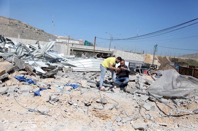1º de junho de 2026, Nablus, Palestina: Comerciantes palestinos sentam-se em meio às ruínas de suas propriedades depois que tratores militares israelenses demoliram o mercado de frutas e verduras na aldeia de Beita, na Cisjordânia, perto de Nablus. As for