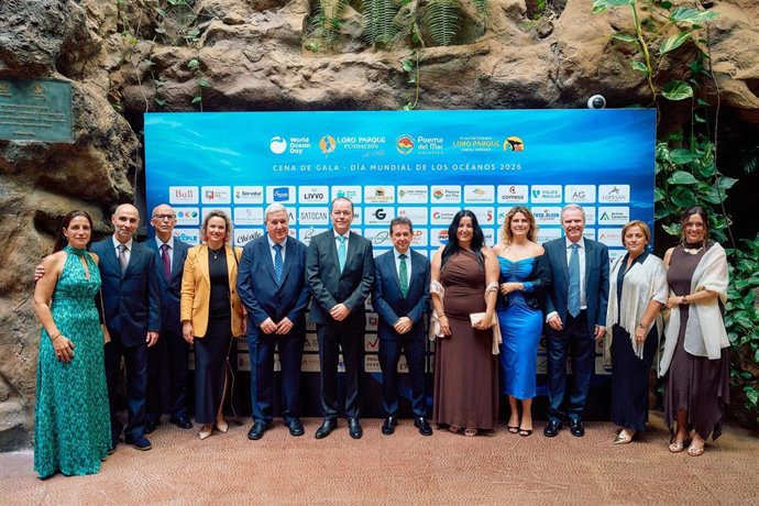 Foto de familia durante la gala del día mundial de los océanos en el acuario Poema del Mar