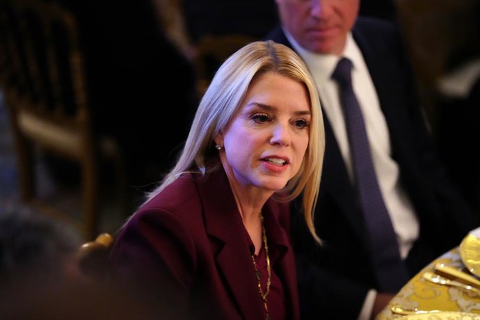 Archivo - Arquivo - 19 de março de 2026, Washington, Distrito de Columbia, EUA: A procuradora-geral dos Estados Unidos, Pam Bondi, participa de um jantar oferecido pelo presidente dos EUA, Donald J. Trump, em homenagem à primeira-ministra do Japão, Takeuc