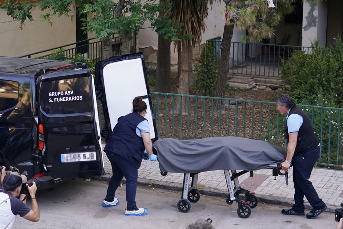 Traslado de uno de los dos cadáveres hallados en Málaga capital en lo que se investiga como un crimen machista. A 05 de junio de 2026, en Málaga (Andalucía, España).