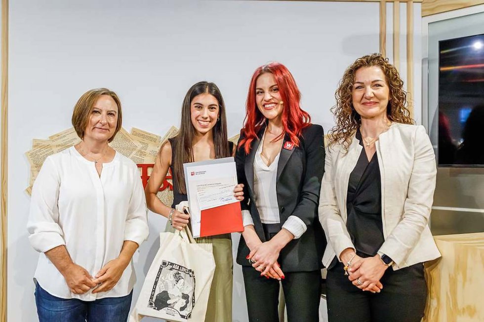 Lara Ortiz de Landaluce, alumna de 1º Bachillerato del IES Miguel Catalán de Coslada, gana el XIII Concurso Científico-Literario de la Universidad de La Rioja